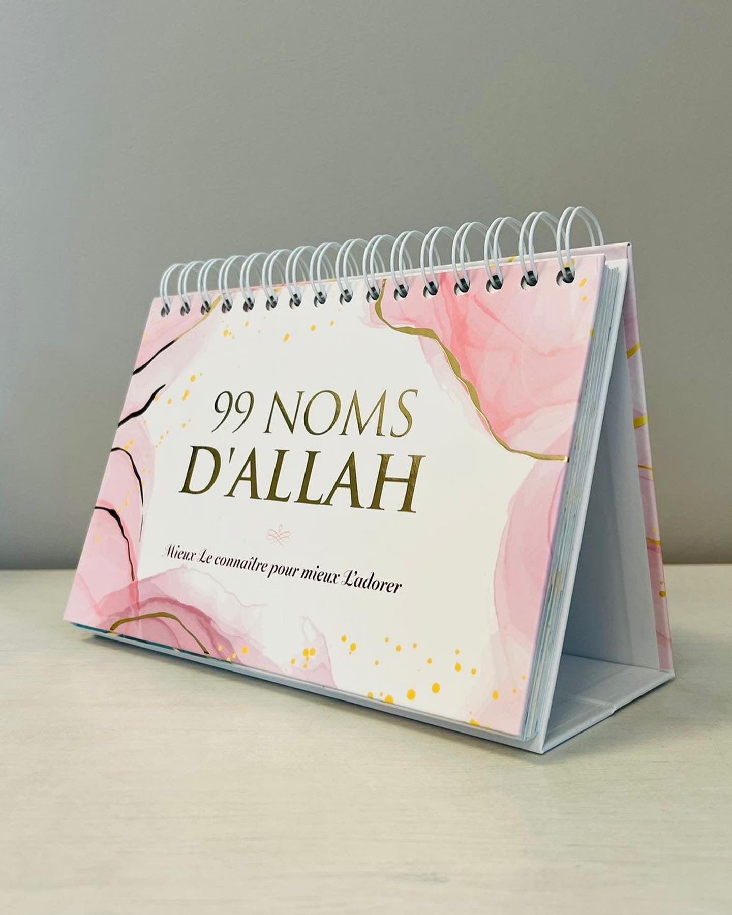 99 noms d'Allah - Mieux Le connaître pour mieux L'adorer - Calendrier chevalet Noir - Calendriers, organiseurs et agendas par Al - Hadîth disponible chez Al - imen