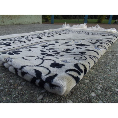 Tapis de Prière en Velours - Motifs jardin - Fond Sable - COULEUR BLEU NUIT disponible chez Al - imen