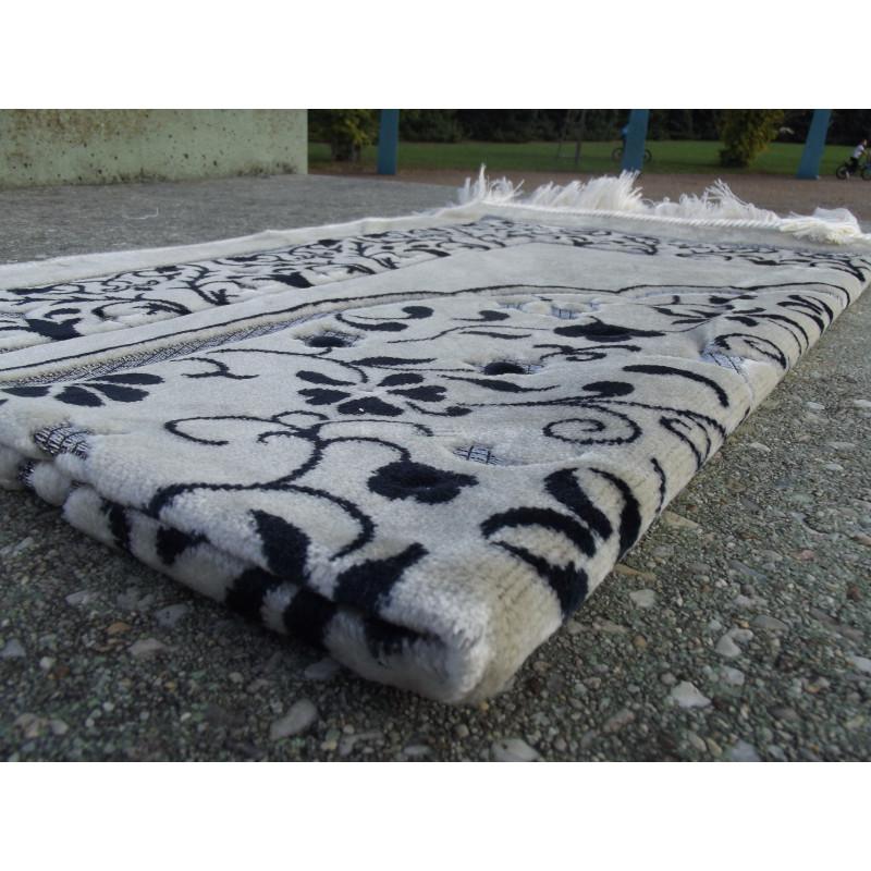 Tapis de Prière en Velours - Motifs jardin - Fond Sable - COULEUR BLEU NUIT Sana Tapis de prière > Velours 3700495413336 Librairie Musulmane Al-imen